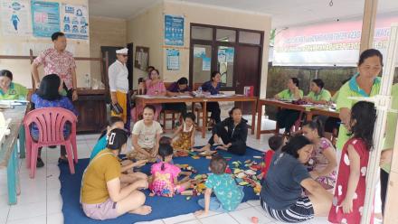 KUNJUNGAN PERBEKEL SAMBIRENTENG KE POSYANDU BUNDA PERTIWI BANJAR DINAS BENBEN DESA SAMBIRENTENG